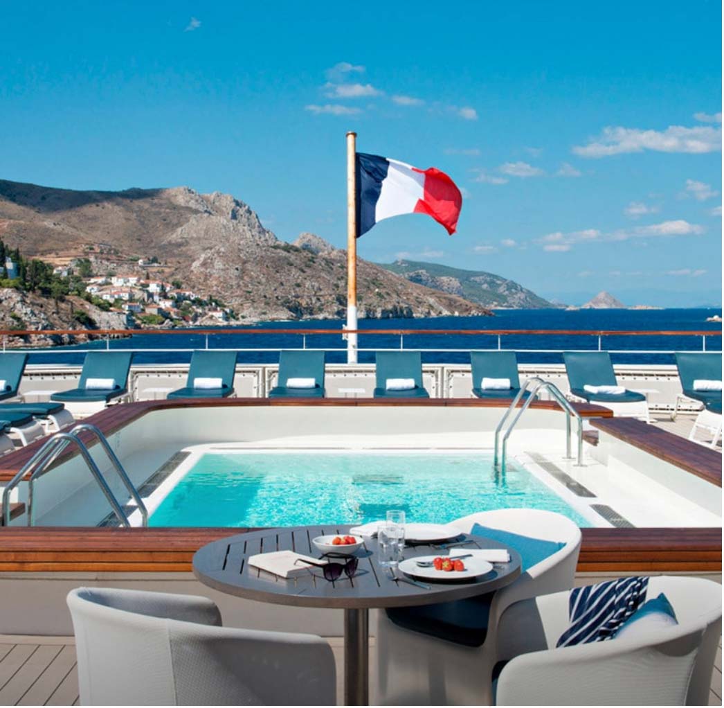 LAUSTRAL-back-deck-pool-sun-loungers