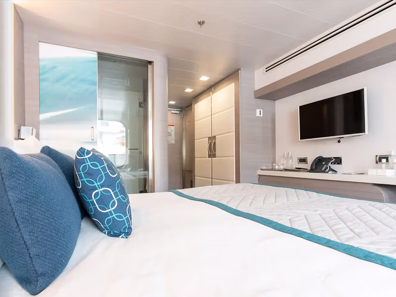 DELUXE STATEROOM deck 3 Bed and TV- Le Lyrial Ponant image