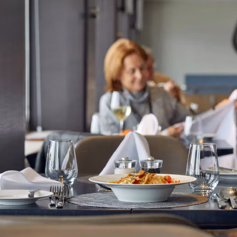 MAGELLAN EXPLORER woman dining