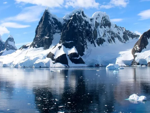 ANTARCTICA_BOAT_CRUISES_SLIDER_IMAGE_ICEBERG_SILVER_WIND