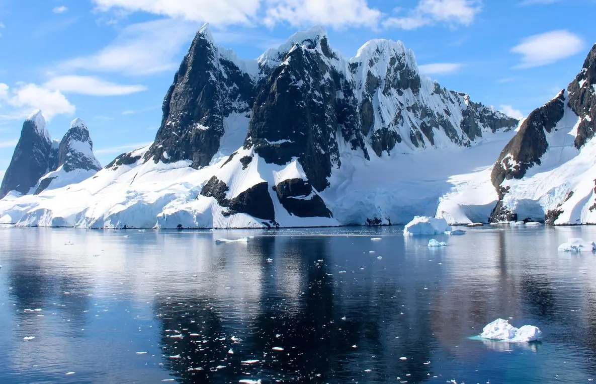 ANTARCTICA_BOAT_CRUISES_SLIDER_IMAGE_ICEBERG_SILVER_WIND