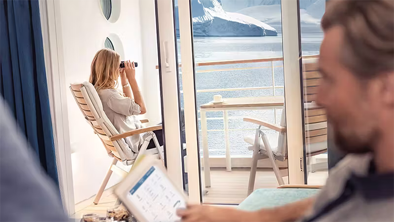 HANSEATIC SPIRIT Junior Suite balcony couple