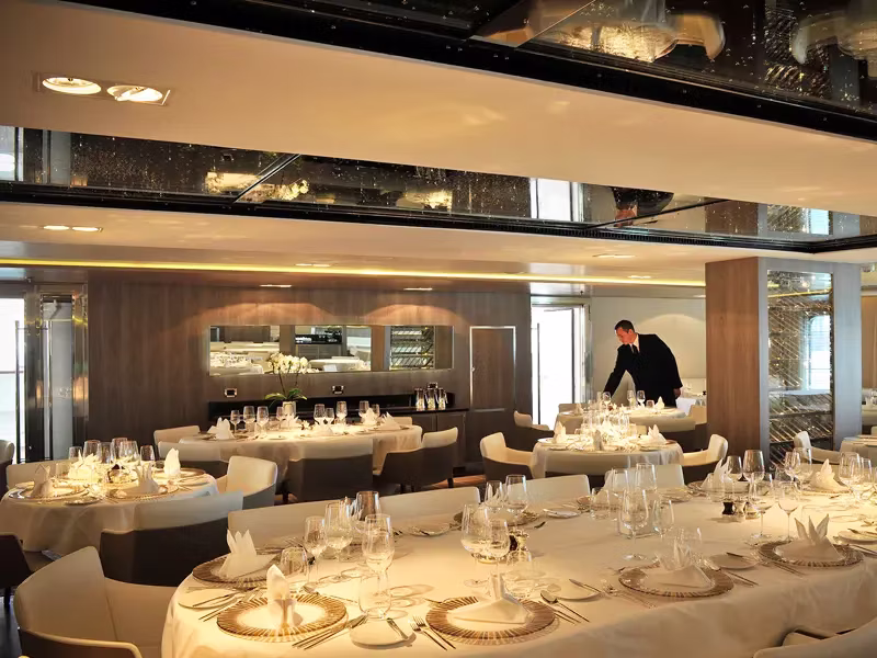 LE-BOREAL-dining-restaurant-on-board copy
