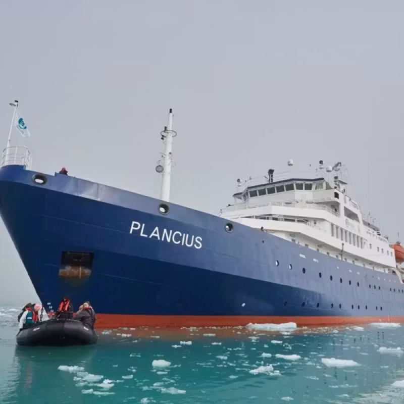 MC PLANCIUS view from water to bow Zodiac