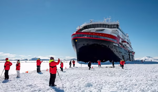 MS ROALD AMUNDSEN Landing- Foto_Andrea_Klaussner (1) copy