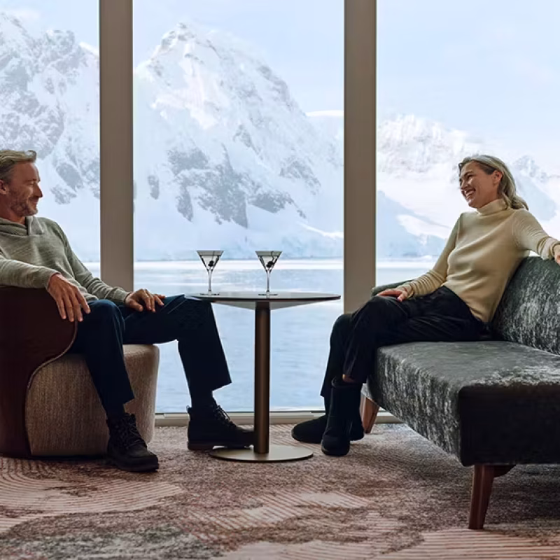 SILVER ENDEAVOUR Observation Lounge couple