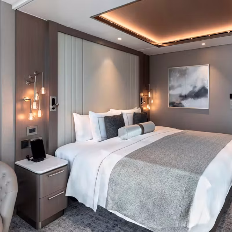 SILVER ENDEAVOUR Signature Suite Bedroom