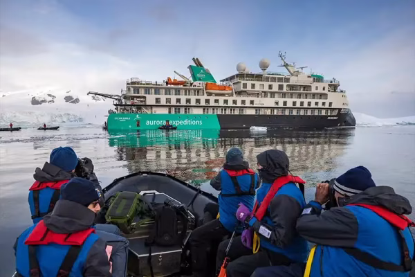The_Sylvia_Earle_Zodiac_cruising_at_Prospect_Point_Antarctica_800px600